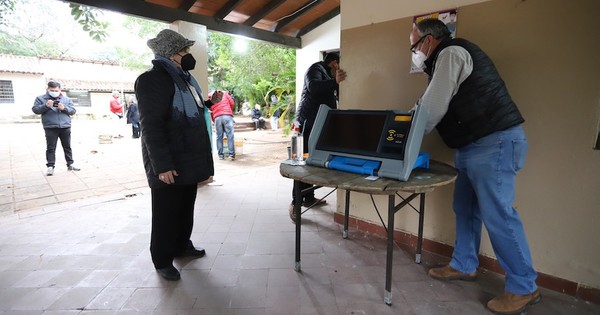 La Nación / Desconocían uso de máquina de votación