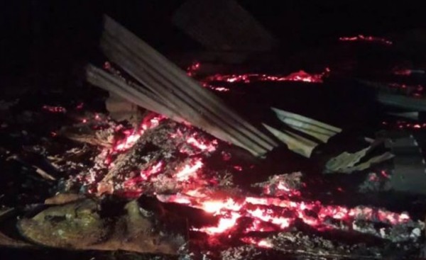 Precaria vivienda reducida a cenizas en Santa Rita