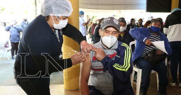 La Nación / COVID-19: hoy se inicia vacunación a personas de 52 años en adelante