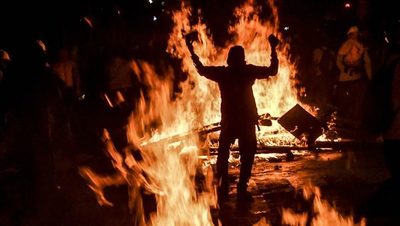 Un muerto y vehículos quemados en una noche de disturbios en Cali