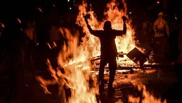 Un muerto y vehículos quemados en una noche de disturbios en Cali