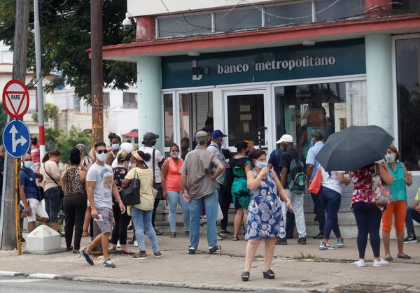 Los bancos cubanos dejan de aceptar desde hoy depósitos de dólares en efectivo - MarketData