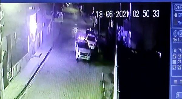 Denuncian que Policías a bordo de una patrullera chocaron contra el auto de un civil | Ñanduti