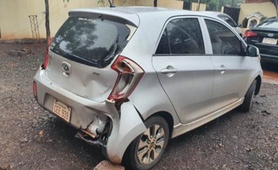 Pista resbaladiza provoca choque en punto semafórico
