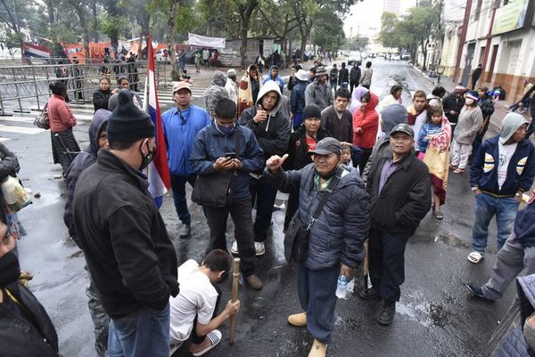 Tras marcha, indígenas consiguen colchones y frazadas, pero niños aún continúan desprotegidos - Nacionales - ABC Color