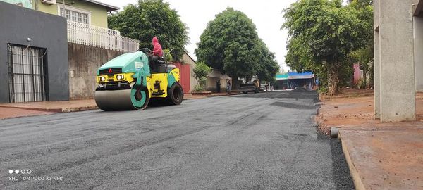 Ejecutan obras de regularización asfáltica que llegará a 18 tramos de Presidente Franco - ABC en el Este - ABC Color