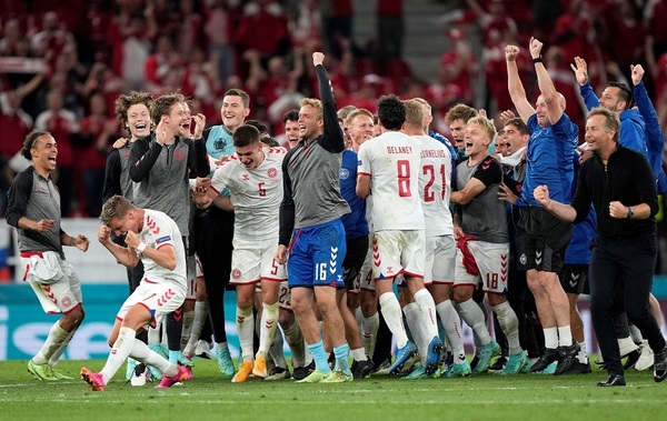Dinamarca golea y clasifica segunda gracias a triunfo de Bélgica