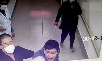 Dos mujeres y un hombre agreden a una médica y le hacen perder su bebé