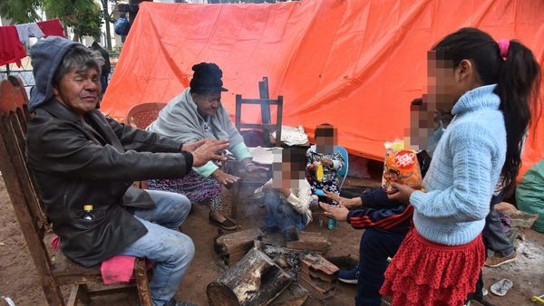 Tras desalojo en Itakyry, indígenas viven a la intemperie en plaza