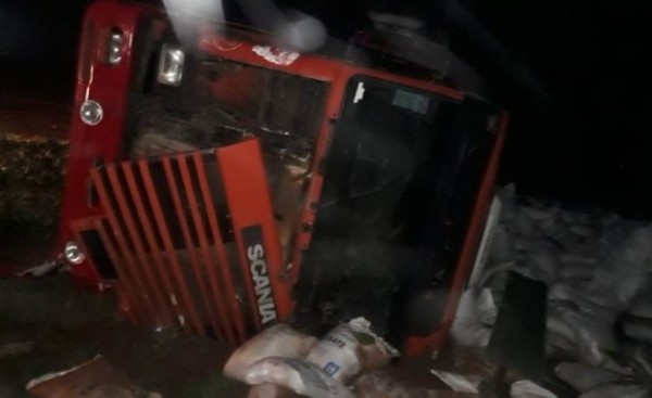 Explosión de neumático ocasionó vuelco de camión