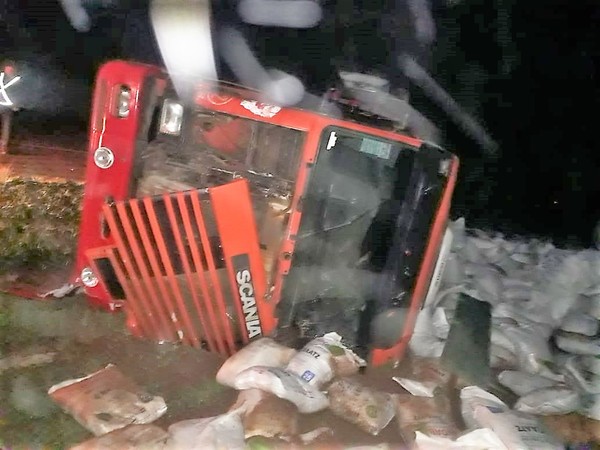 Camión con BALANCEADOS volcó al costado de la Ruta 06