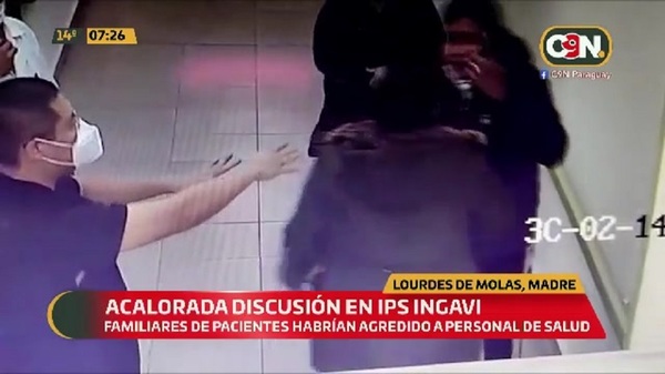 Acalorada discusión entre pacientes y médicos del IPS Ingavi - C9N