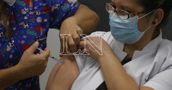 La Nación / Descenso de internaciones en personal de salud muestra impacto positivo de la vacunación