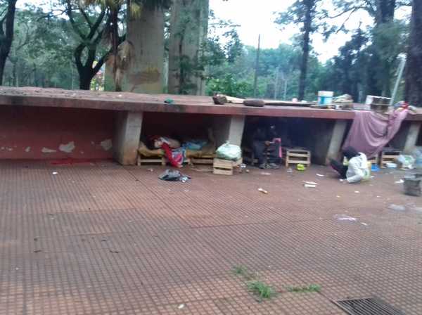 Indigente muere de paro cardiaco en plaza La Paz de Ciudad del Este - La Clave