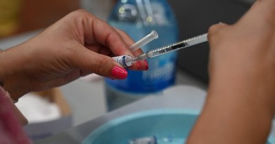 La Nación / Vacunas anti-COVID: siguen barajando opciones para el fraccionamiento, señalan