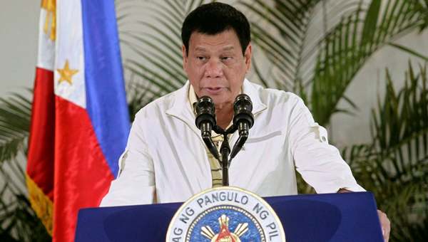 “Si no quieren vacunarse, los arrestaré y les inyectaré la vacuna en el trasero”, advirtió Presidente de Filipinas. | .::Agencia IP::.