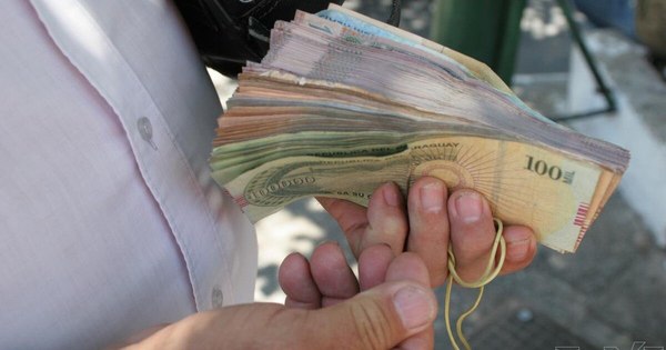 La Nación / Salario mínimo: centrales obreras no descartan “golpear puertas del Ejecutivo”