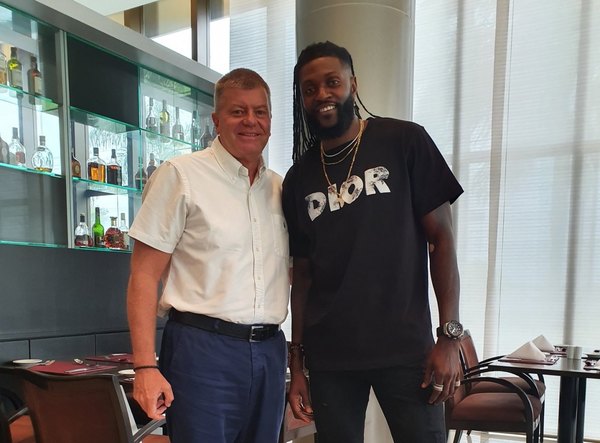 Directivo de Olimpia revela el millonario salario de Adebayor en Olimpia