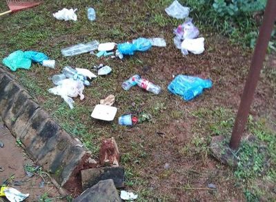 Escuela de Coronel Oviedo quedó con un basural tras elecciones de ANR - Nacionales - ABC Color