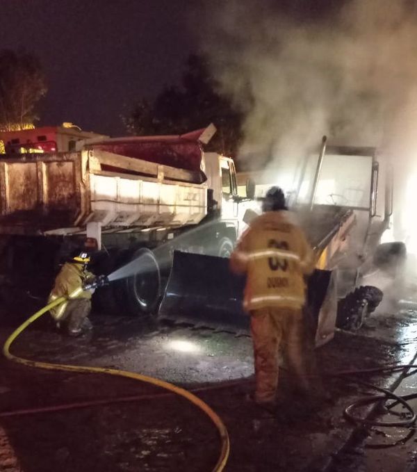 Desconocidos incendian maquinaria vial de la Municipalidad de Quiindy - Nacionales - ABC Color