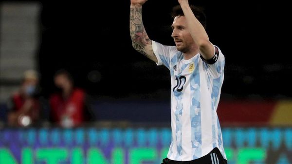 Messi celebra récord de 147 partidos con Argentina