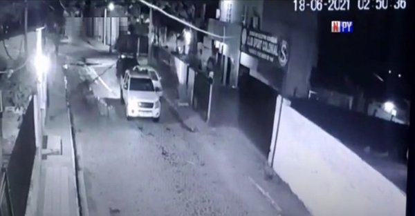 Patrullera choca contra automóvil y huye del lugar | Noticias Paraguay