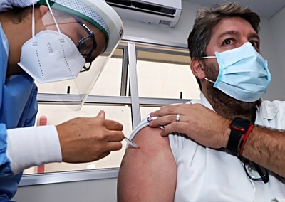 DESCENSO DE INTERNACIONES EN PERSONAL DE SALUD MUESTRA IMPACTO POSITIVO DE LA VACUNACIÓN