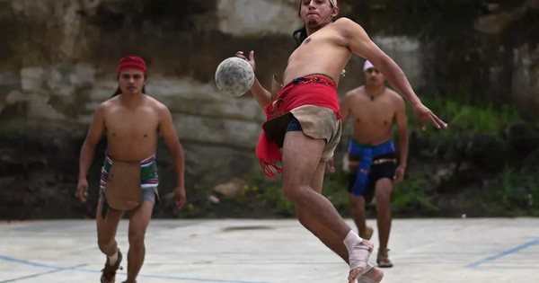 La Nación / La pelota maya, una tradición que rebota de cadera en cadera en Guatemala
