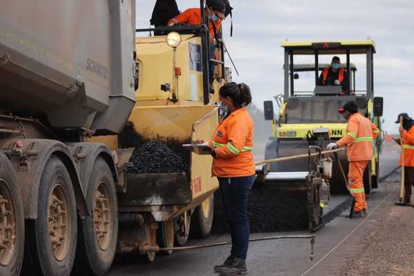 Inician trabajos con mezcla asfáltica en el Lote 1 del tramo Pozo Colorado – Concepción