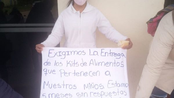 Madres cierran acceso a Comuna de Ayolas para exigir kits de víveres