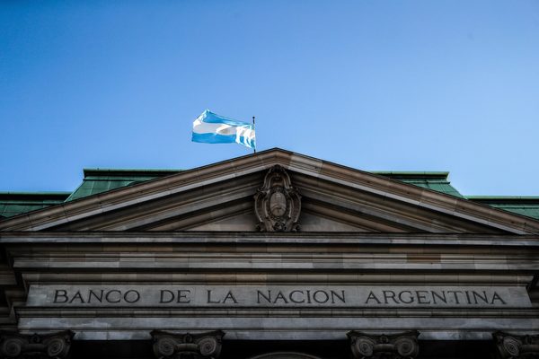 Argentina logra un superávit fiscal en mayo gracias a un impuesto extraordinario - MarketData