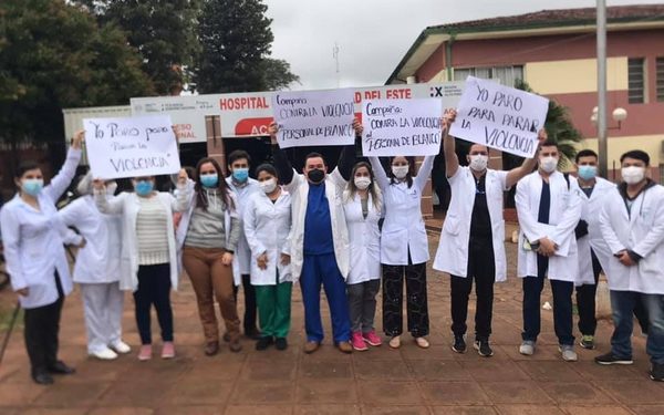 Tras agresión a médica de Ingavi Ingavi protestan frente a hospitales