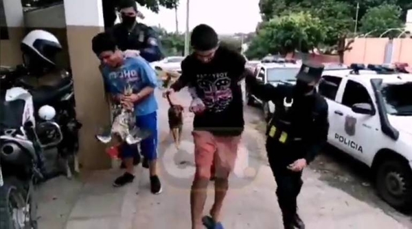 Diario HOY | Dos jóvenes fueron detenidos por el robo de un gallo