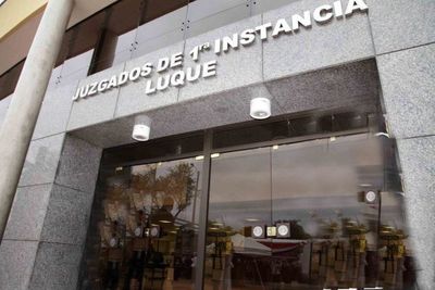 Joven se pone violento en plena audiencia e intenta romper vidrios del Juzgado | Ñanduti