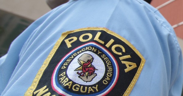 La Nación / Insólito: dos jóvenes detenidos por robar un gallo