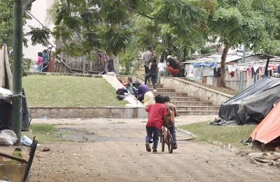 Tras una semana de frío intenso y tras advertencias de un juez, ahora Niñez y el INDI se apuran en “atención” a niños indígenas - Nacionales - ABC Color