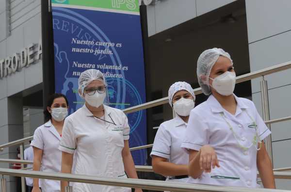 Vacunación anti-COVID-19 al personal sanitario redujo internaciones y fallecimientos