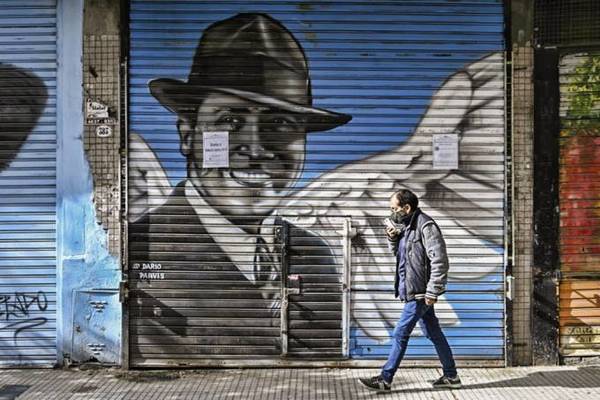 Los casos de coronavirus descendieron un 40% en el último mes en Argentina