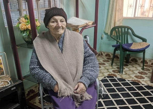 Crónica / ABUELA GUERRERA. Le batalló al covid en su propia casa