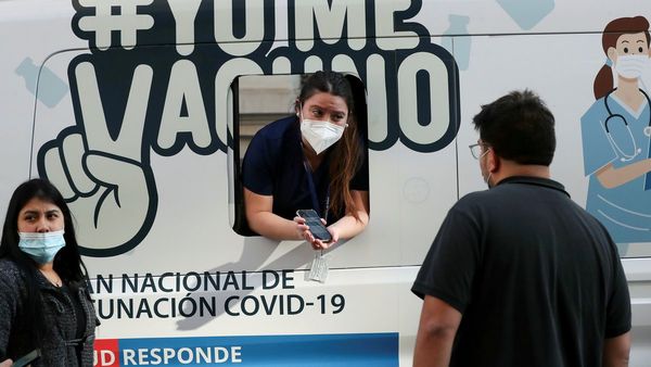 Chile inmuniza a menores de 17 años y Uruguay a migrantes sin documentación