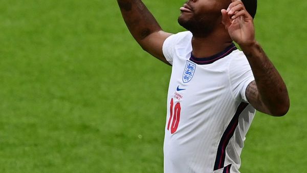 Inglaterra pasa primera y Croacia arremete al final