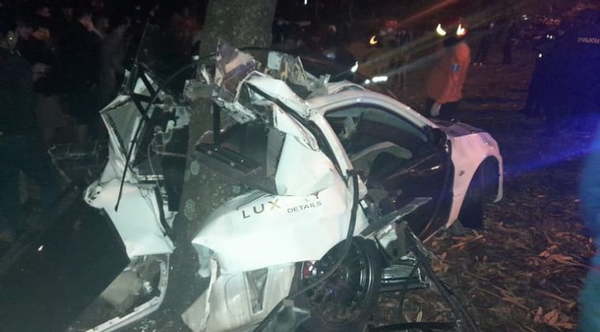 Empresario muere sobre la Autopista: auto quedó incrustado contra un árbol - Noticiero Paraguay