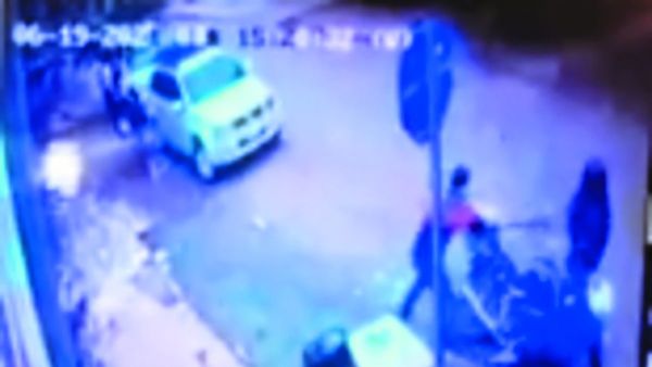 Comerciante usó pala para corregir a unos motochorros