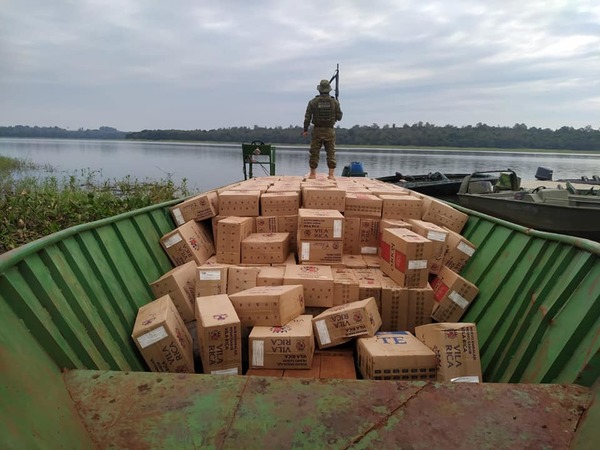 Intervienen PUERTO CLANCDESTINO decomisan embarcación y CIGARRILLOS