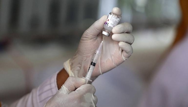 Diario HOY | Hasta hoy vacunan a los de 52 en adelante, jueves y viernes solo segundas dosis