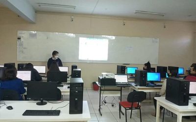 Estudiantes de medicina de la UNINTER colaboran con la carga de datos de vacunados