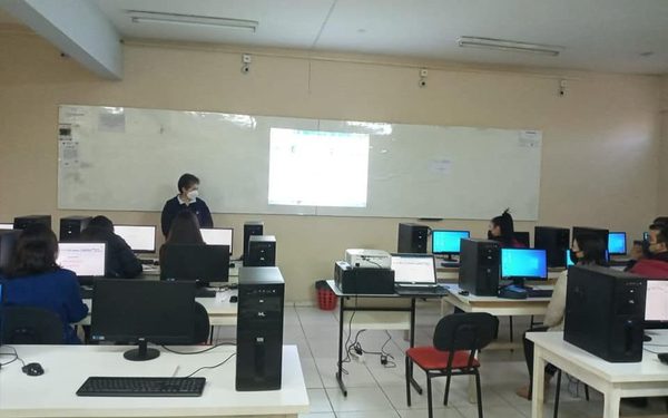 Estudiantes de medicina de la UNINTER colaboran con la carga de datos de vacunados