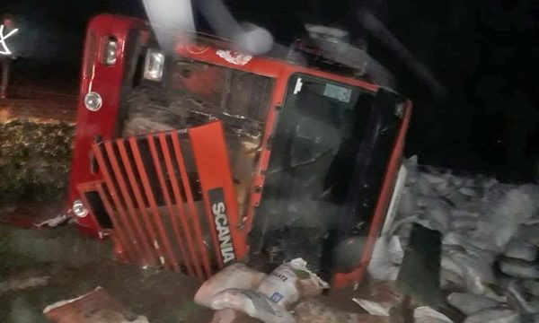 Cubierta delantera de camión de carga revienta y tumba sobra la Ruta PY 06 – Diario TNPRESS