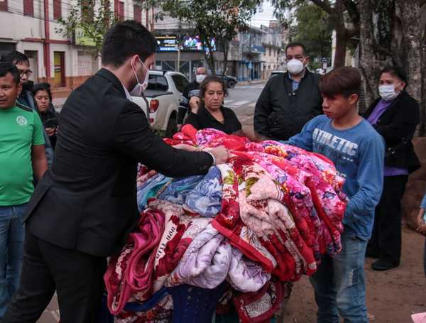 Minna entregó frazadas, ropas y calzados a niñas, niños y adolescentes | .::Agencia IP::.