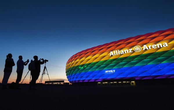 UEFA: "Orgullosa de llevar colores del arcoíris", que "no es símbolo político" | El Independiente